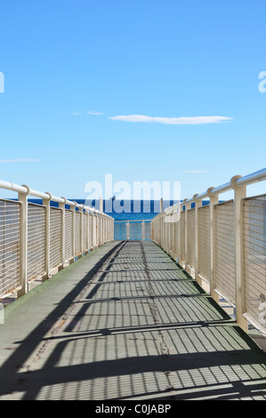 Eisernen Pier an der Küste von Alicante mit Frachtschiff, Spanien Stockfoto