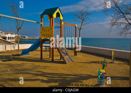 Kinderspielplatz mit Mittelmeer-Sitges-Katalonien-Spanien-Europa Stockfoto