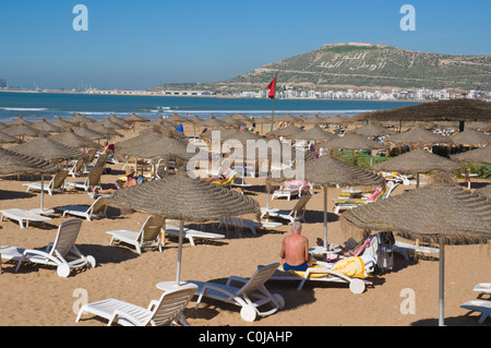 Strand mit Kasbah-Hügel im Hintergrund Souss Südafrika Marokko Agadir Stockfoto