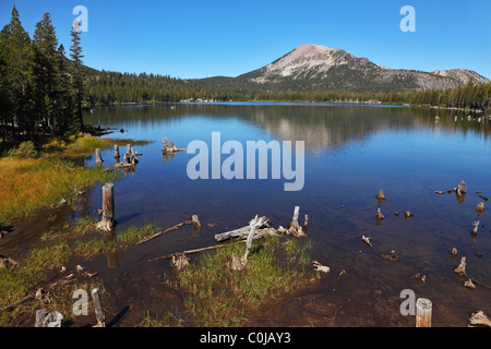 Einem ruhigen Bergsee, bewachsen mit Rasen vergilbt Herbst Stockfoto