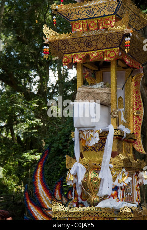 Feuerbestattung in Ubud, Bali, Indonesien. Feuerbestattung Zeremonien sind ein wesentlicher Bestandteil der balinesischen Kultur und Tradition. Feuerbestattung-Turm Stockfoto