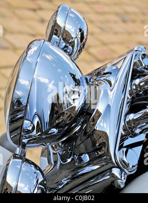 Chrom-Scheinwerfer von einem Motorrad. Stockfoto