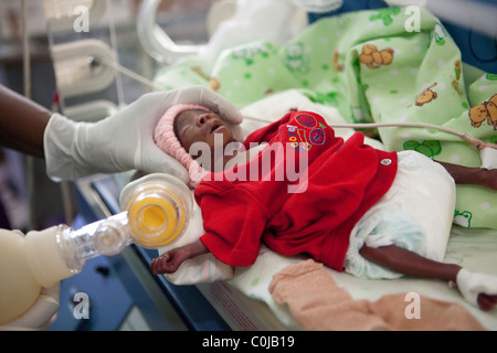 Ein Frühgeborenes erhält Pflege Pflege Baby Spezialeinheit im Mulago Hospital in Kampala, Uganda. Stockfoto