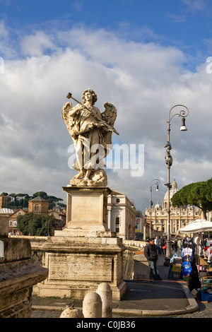 Ein Blick auf die Basilika des Heiligen Petrus und die Statue eines Engels auf der Ponte Sant'Angelo in Rom, Italien Stockfoto