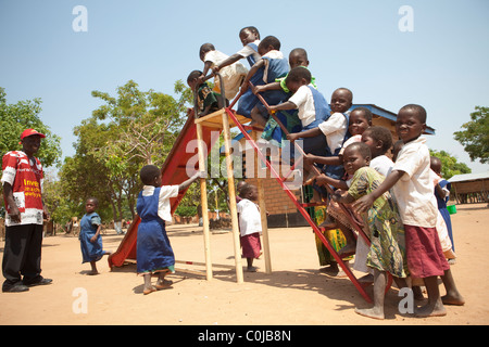 Kinder spielen in einem Zentrum für Waisen und gefährdeten Kindern von UNICEF in Mchinzi, Malawi, Südafrika finanziert. Stockfoto