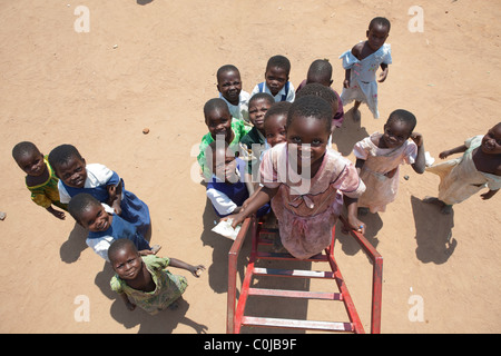 Kinder spielen in einem Zentrum für Waisen und gefährdeten Kindern von UNICEF in Mchinzi, Malawi, Südafrika finanziert. Stockfoto