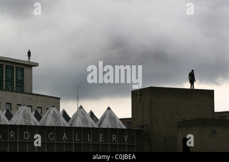 Event Horizon ist der Name einer Skulptur im öffentlichen Raum Installation durch den englischen Künstler Antony Gormley. Southbank, London UK. Stockfoto