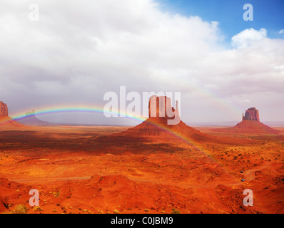 Herrlichen Regenbogen im Monumente-Tal im Reservat der Navajo Indianer Stockfoto