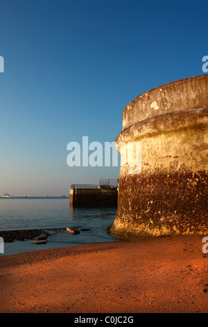 Am frühen Morgen Vorderansicht Plymouth Hacke Meer mit UK Krieg Schiff in Devonport Dockyard. Stockfoto