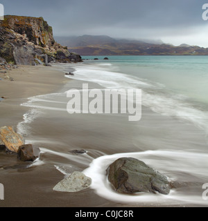 Wellen Rollen leicht an Staffin Strand, Isle Of Skye, Schottland Stockfoto