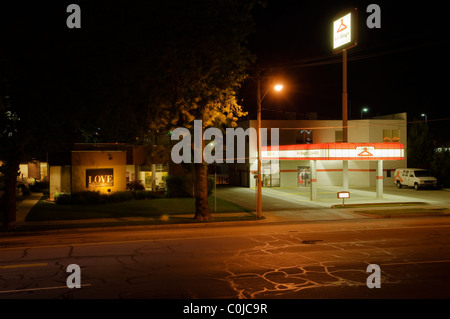 Nacht Schuss rot Kleiderbügel Treiber-thru-Reiniger, Salt Lake City Stockfoto