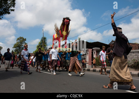 Feuerbestattung in Ubud, Bali, Indonesien. Feuerbestattung Zeremonien sind ein wesentlicher Bestandteil der balinesischen Kultur und Tradition. Stockfoto
