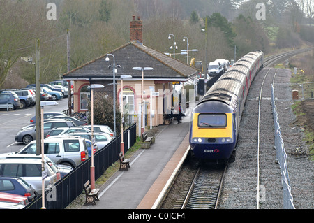 Erster Great Western-Zug auf der Cotswold-Linie am Bahnhof Charlbury, Cotswolds, Oxfordshire, England, Großbritannien Stockfoto