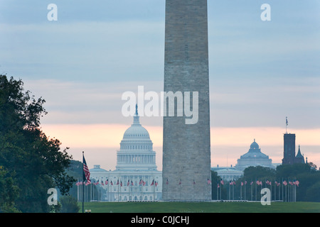 Am frühen Morgen Blick auf das Washington Monument und die Kuppel des Kapitols. Stockfoto