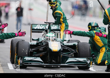 Boxencrew nach ändern, Reifen, Heikki Kovalainen (FIN), in der Lotus T128 Formel1 Rennwagen Stockfoto