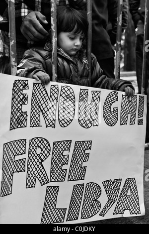 ATTARD, MALTA - FEB 22 - A libyschen Child hält ein Plakat während einer Protestaktion vor der libyschen Botschaft in Malta am 22. Phaebrua Stockfoto