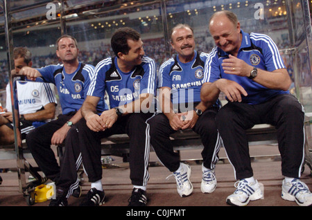 Chelsea-Trainer Luiz Felipe Scolari (R) englische Premier League Soccer Club Chelsea gewinnen Freundschaftsspiel gegen Guangzhou Stockfoto