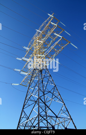 hohe elektrische Turmstruktur am blauen Himmel Stockfoto