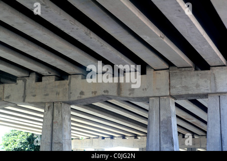 Brücke engineery Balken und Betonstützen Stockfoto