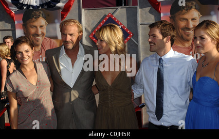 Kevin Costner &amp; Christine Baumgartner World premiere von "Swing Abstimmung" am El Capitan Theater - Ankünfte Hollywood Stockfoto