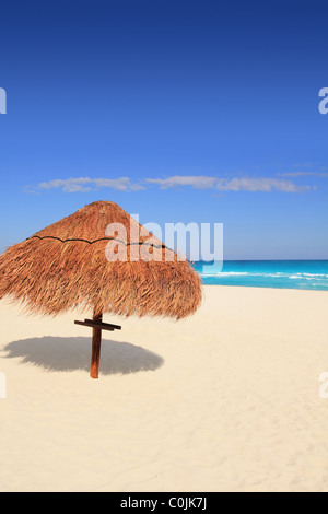 Palapa Dach Strand Sonnenschirm in Karibik Stockfoto