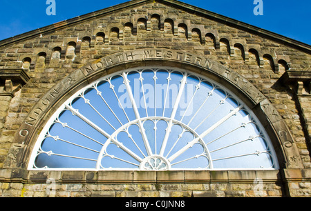 Die restlichen eines ein paar Fan-Fenster am Buxton Bahnhof in Buxton, Derbyshire, England. Ein Klasse 2 aufgeführten Gebäude Stockfoto