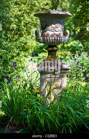 Eine dekorative Stein Urne auf einem Sockel in einem englischen Landhaus-Garten. Stockfoto