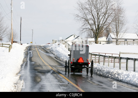 Amische Buggy auf verschneiten Straßen in Lancaster, PA Stockfoto