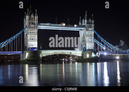 Tower Bridge gesehen einer der Londoner Top-Attraktionen von der Nordseite der Themse Stockfoto