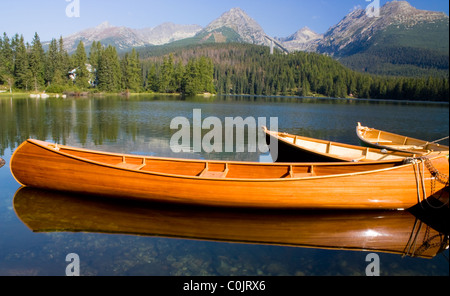 Bergsee mit Booten in der Nationalpark Hohe Tatra, Slowakei Stockfoto