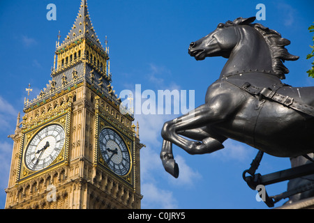 Ste Stephen Tower und ein Pferd Statue auf Westminster Bridge Stockfoto