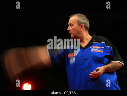 Phil "The Power" Taylor in Aktion gegen Terry Jenkins bei der PDC Darts Premier League aus der Odyssey Arena in Belfast Stockfoto