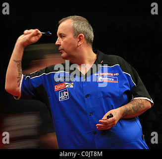 Phil "The Power" Taylor in Aktion gegen Terry Jenkins bei der PDC Darts Premier League aus der Odyssey Arena in Belfast Stockfoto