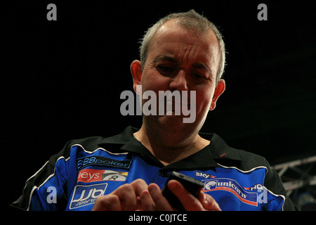 Phil "The Power" Taylor in Aktion gegen Terry Jenkins bei der PDC Darts Premier League aus der Odyssey Arena in Belfast Stockfoto