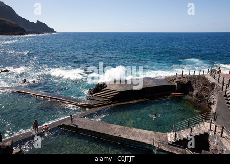 Piscinas De La Fajana Meer Salzwasser Schwimmbecken aus Beton gebaut in die felsige Küste der nördlichen Insel La Palma Stockfoto