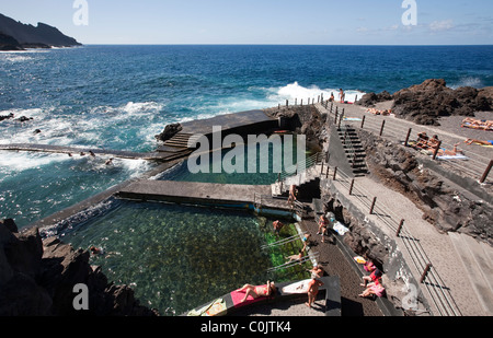 Piscinas De La Fajana Meer Salzwasser Schwimmbecken aus Beton gebaut in die felsige Küste der nördlichen Insel La Palma Stockfoto