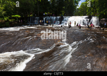 Die oberen Wasserfälle, die Kulen Wasserfälle ein beliebtes Baden sind, setzen vor allem an Festtagen. Phnom Kulen Nationalpark. Kambodscha Stockfoto