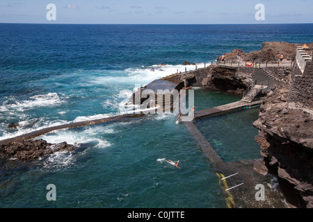 Piscinas De La Fajana Meer Salzwasser Schwimmbecken aus Beton gebaut in die felsige Küste der nördlichen Insel La Palma Stockfoto