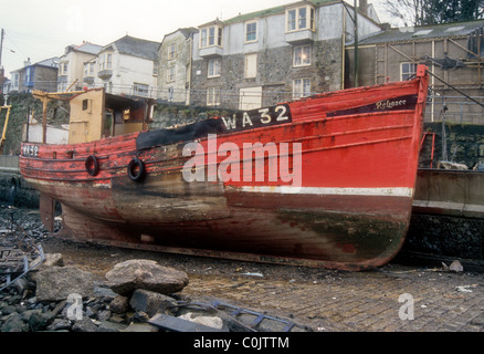 Außer Dienst gestellt motor Fischereifahrzeuge in Newlyn Harbour in der Nähe von Penzance Cornwall England Stockfoto