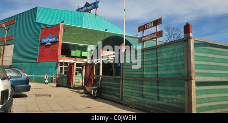 Pflaster-Blick auf den grünen Markierungsrahmen komplexe Gehäuse der "voll frischen" Feria städtische Markthalle, Ancud, Chiloé Insel, Chile Stockfoto