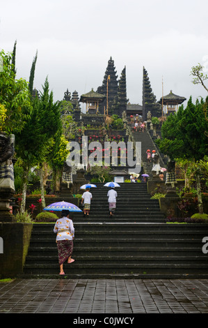 Hinduistischen Anbeter in Bali, Indonesien, gekommen, um der "Muttertempel", Besakih, dem größten Tempel für eine Vollmond Zeremonie. Stockfoto