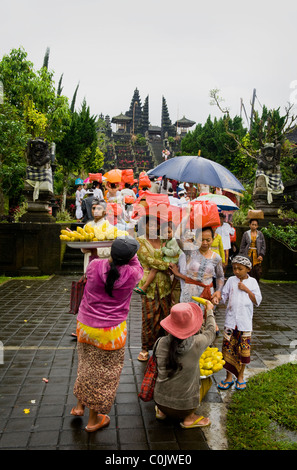 Damen verkaufen Maiskolben für Snacks an der Hindu "Muttertempel", Besakih-Tempel, Bali, Indonesien. Stockfoto