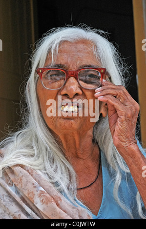 Alte Dame mit Brille lächelnd in die Kamera, Gujarat, Indien Stockfoto