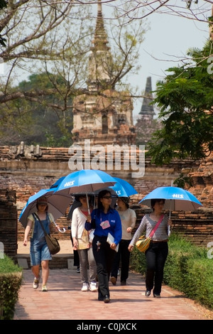 Touristen besuchen Gründen, die Ayuttayas Zerstörung von den Birmanen im 18. Jahrhundert in Ayuttaya, Thailand überlebt. Stockfoto