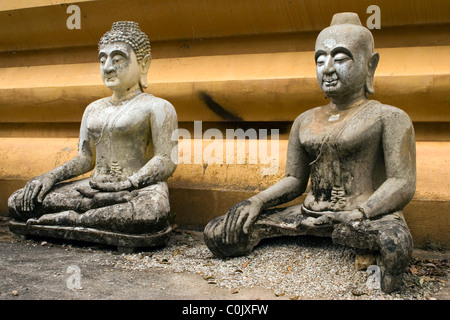 Ein paar von reich verzierten und detaillierte buddhistischen Skulpturen schmücken einen alten und historischen Tempel in Thailand Mae Sai (Sae). Stockfoto