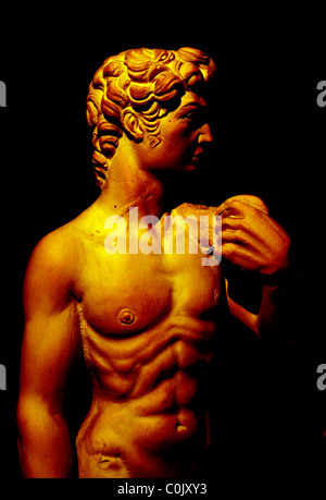 Kopie einer Skulptur des David Michelangelo auf schwarzem Hintergrund Stockfoto