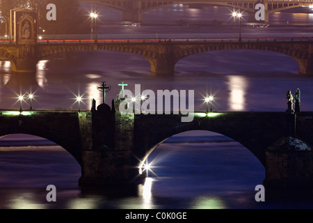 Prag - Brücken über den Fluss Vltava in der Dämmerung - Karlsbrücke im Fokus Stockfoto