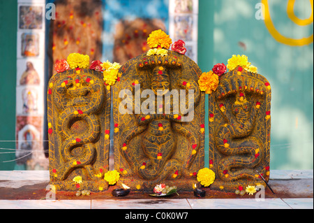 Hindu Altarstein Darstellung indischer Vishnu Gottheit in einem südindischen Dorf Puttaparthi, Andhra Pradesh, Indien Stockfoto