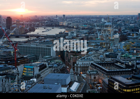 London-Ansicht West in Richtung der Stadt, die Themse und die St. Pauls Kathedrale. Stockfoto