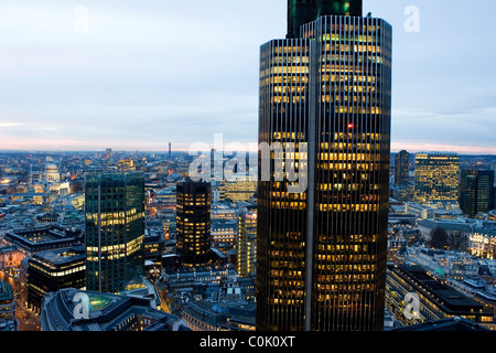 Blick auf Tower 42, ehemals Natwest Tower, mit der City of London im Hintergrund. Stockfoto